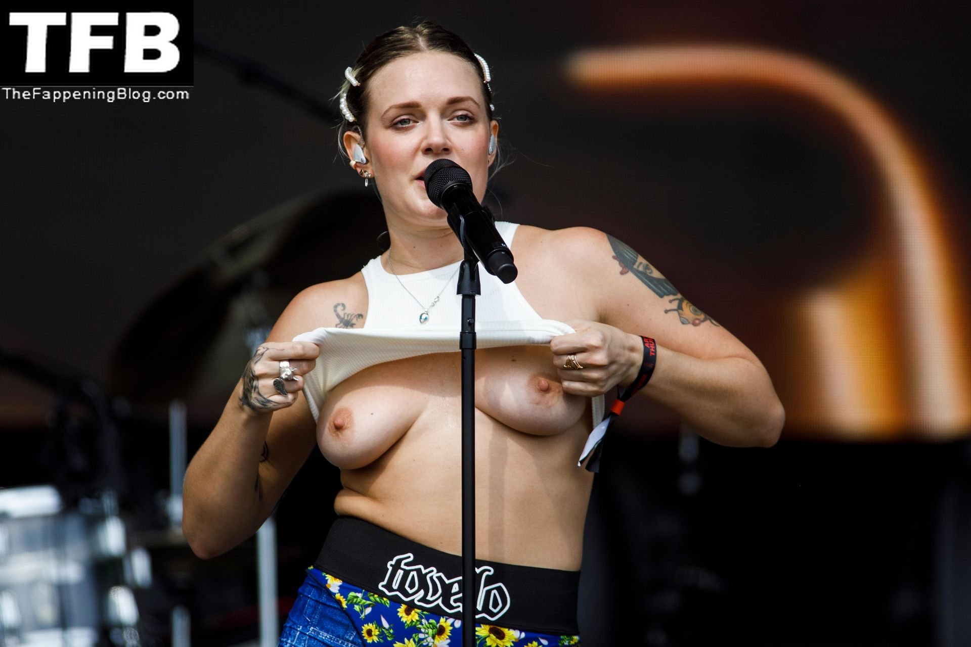 chee voon recommends tove lo tits flash pic