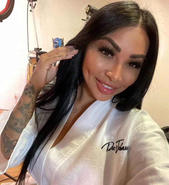 Videos De Brittanya Razavi lounge pictures