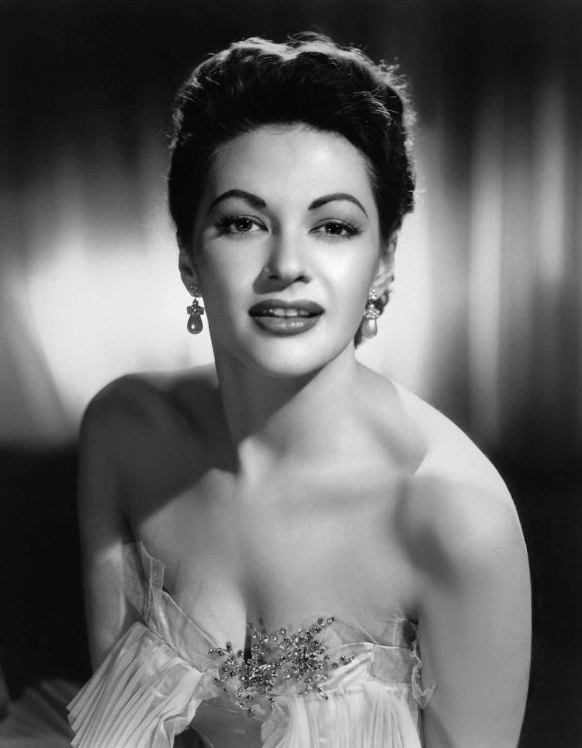crystal trusty recommends yvonne de carlo breasts pic